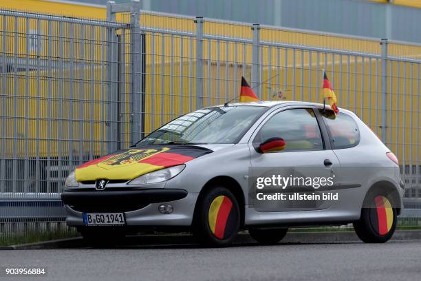 Schwarz-rot-gold geschmücktes Auto in Berlin-Lichtenberg anlässlich der Fußball-Europameisterschaft 2016