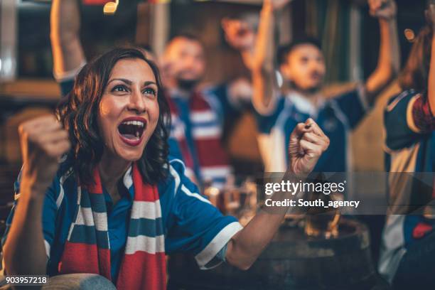 fanático de los deportes grandes chica - amigos bar fotografías e imágenes de stock