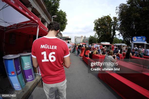 Parteianhänger und Unterstützer auf dem Sommerfest der Berliner SPD im Vorfeld der Wahlen zum Berliner Abgeordnetenhaus