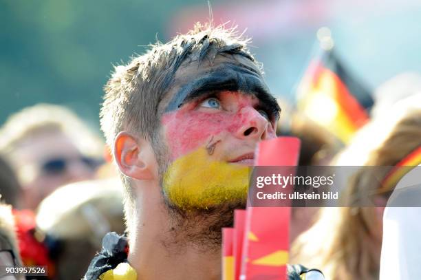 Fußballfans verfolgen das Spiel Deutschland - Nordirland anlässlich der Fußball-Europameisterschaft 2016 auf der Fanmeile am Brandenburger Tor in...