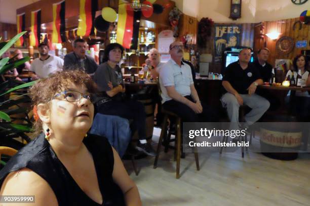 Deutsche Fussballfans verfolgen das Spiel Deutschland-Ukraine in der Kneipe ALTBERLINER ECK in der Wollankstrass in Berlin-Wedding anlässlich der...