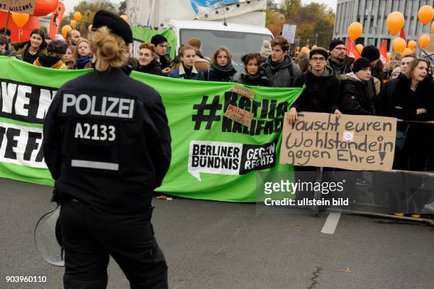 Linke Gruppen demonstrieren gegen eine Demonstration von Rechtspopulisten und Rechtsradikalen in Berlin unter dem Motto MERKEL MUSS WEG