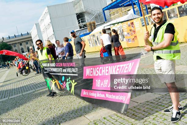 Teilnehmer der Demonstration "Hand in Hand gegen Rassismus - für Menschenrechte und Vielfalt" im Rahmen der Aktion "Bundesweite Menschenketten...