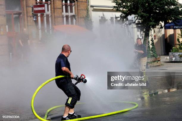 Eine kleine Einsatzübung der Feuerwache 1300 in Oderberger Strasse in Berlin-Prenzlauer Berg geriet zu einer Wasserschlacht und verschaffte den...