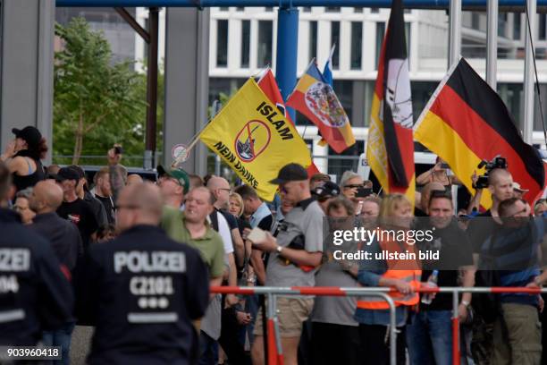 Demonstration von Rechtspopulisten und rechten Gruppierungen unter dem Motto: MERKEL MUSS WEG in Berlin