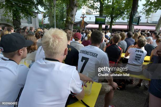 Fußballfans verfolgen das Spiel Deutschland-Slowakei anlässlich der Fußball-Europameisterschaft 2016 im Prater in Berlin-Prenzlauer Berg