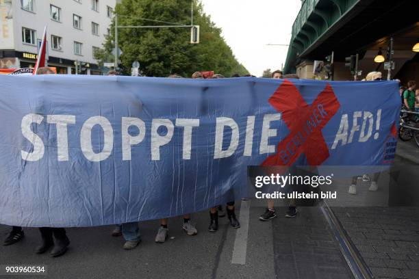 Demonstration unter dem Motto -AfD Stoppen- zieht durch den Berliner Stadtteil Prenzlauer Berg