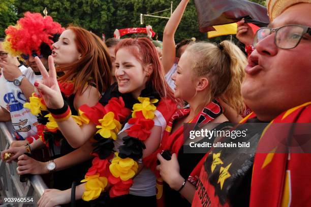 Deutsche Fussballfans jubeln nach dem Abpfiff beim Public Viewing während des Spiels Deutschland - Nordirland anlässlich der...