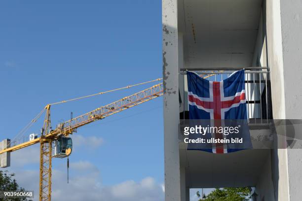 Baukräne übern den Dächern der Innenstadt von Reykjavik - Frakkastigu