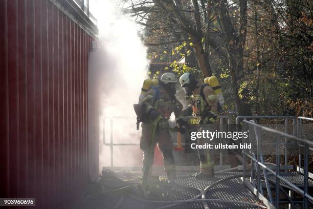 Feuerwehrleute der Atemschutznotfall-Trainierten-Staffel beim Betreten der bis auf Nullsicht vernebelten Such- und Rettungsarena der Berliner...