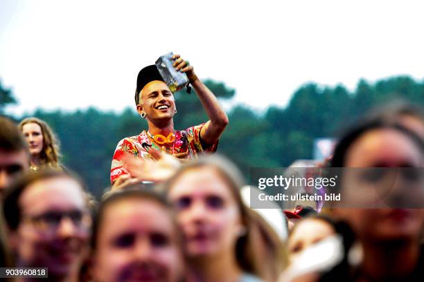 Besucher zum Hurricane-Festival 2016 in Scheeßel. Durch Starkregen, Gewitter und Sturm sind mehr als Hälfte der Bands ausgefallen. Feuerwehr und THW...