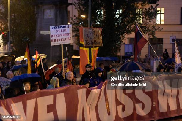Rechtspopulisten und Rechtsradikale protestieren in Berlin unter dem Motto MERKEL MUSS WEG