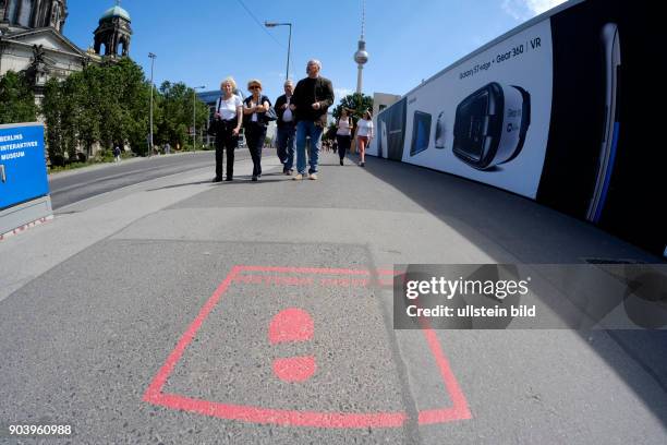 Historic District - Symbolischer Fußabdruck auf der Strasse Unter den Linden weist den Weh zur historischen Mitte Berlins