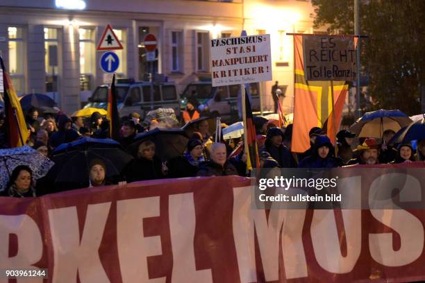 Rechtspopulisten und Rechtsradikale protestieren in Berlin unter dem Motto MERKEL MUSS WEG