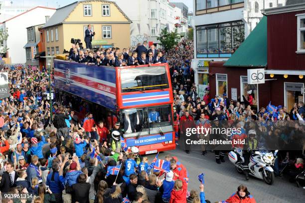 Fußball-Europameisterschaft 2016 - Nach dem Ausscheiden der isländsichen Nationalmannschaft im Viertelfinale gegen Frankreich, begrüßen die Fans die...