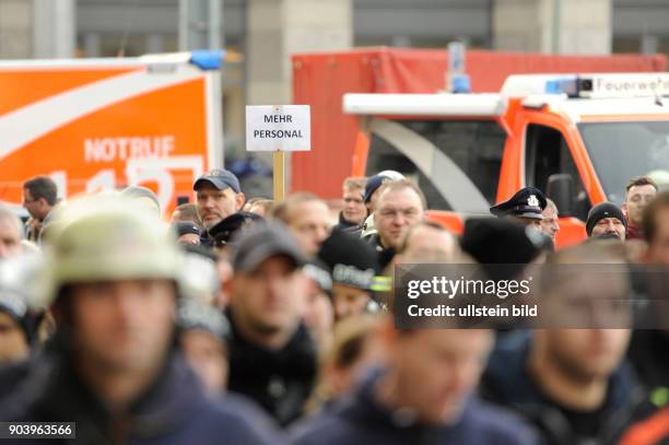 Feuerwehrleute der Berliner Berufsfeuerwehr demonstrieren mit einem Flashmop für mehr Personal. Aufgerufen zum Protest hatte die Deutsche Feuerwehr...