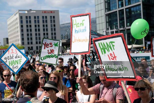 Demonstranten fordern mit der 20. Hanfparade in Berlin die Legalisierung von Cannabis