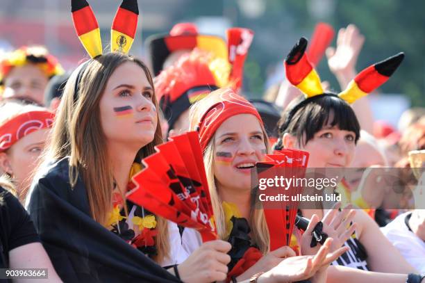 Fußballfans verfolgen das Spiel Deutschland - Nordirland anlässlich der Fußball-Europameisterschaft 2016 auf der Fanmeile am Brandenburger Tor in...