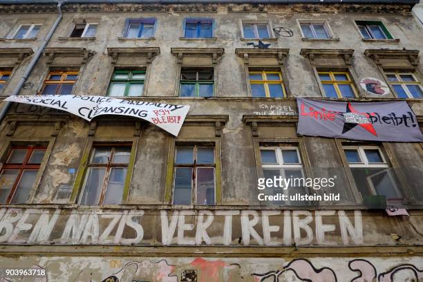 Transprente hängen der Fassde eines besezten Hauses in der Berliner Linientasse 206