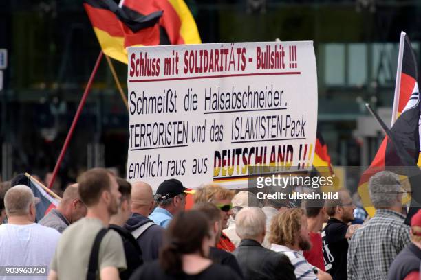 Demonstration von Rechtspopulisten und rechten Gruppierungen unter dem Motto: MERKEL MUSS WEG in Berlin