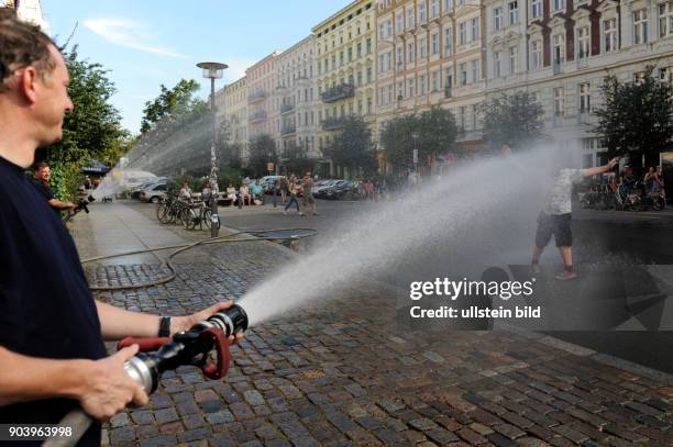 Eine kleine Einsatzübung der Feuerwache 1300 in Oderberger Strasse in Berlin-Prenzlauer Berg geriet zu einer kleinen Wasserschlacht und verschaffte...