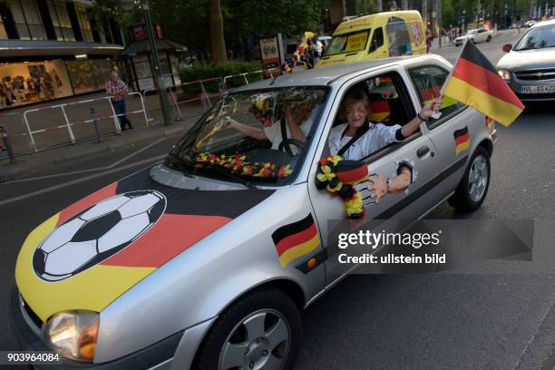 Deutsche Fußballfans feiern den Einzug ihrer Mannschaft ins Viertelfinale der Fußball-Europameisterschaft 2016 nach dem Sieg über Nordirland auf dem...