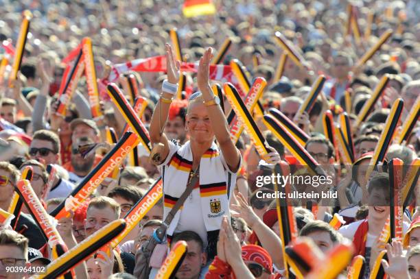 Fußballfans verfolgen das Spiel Deutschland - Nordirland anlässlich der Fußball-Europameisterschaft 2016 auf der Fanmeile am Brandenburger Tor in...