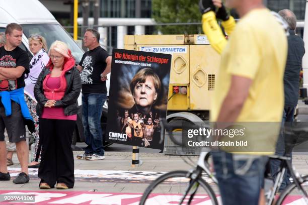 Demonstration von Rechtspopulisten und rechten Gruppierungen unter dem Motto: MERKEL MUSS WEG in Berlin