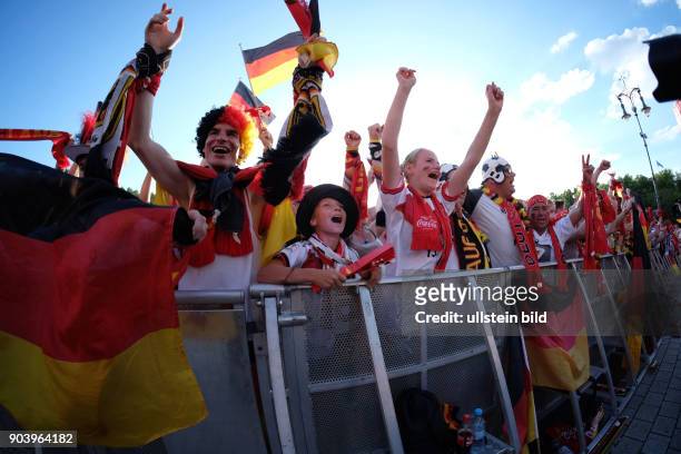 Jubel auf der Berliner Fanmeile - Fußballfans verfolgen das Spiel Deutschland - Slowakei anlässlich der Fußball-Europameisterschaft 2016 auf der...