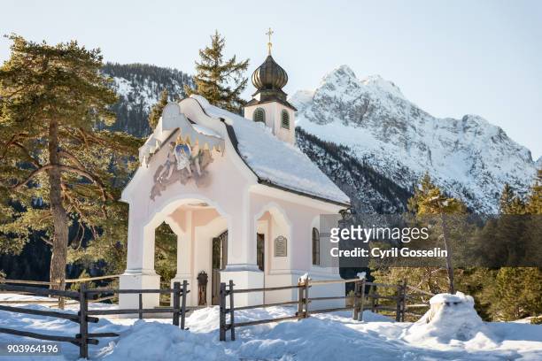 chapel maria königin in winter - königin - fotografias e filmes do acervo