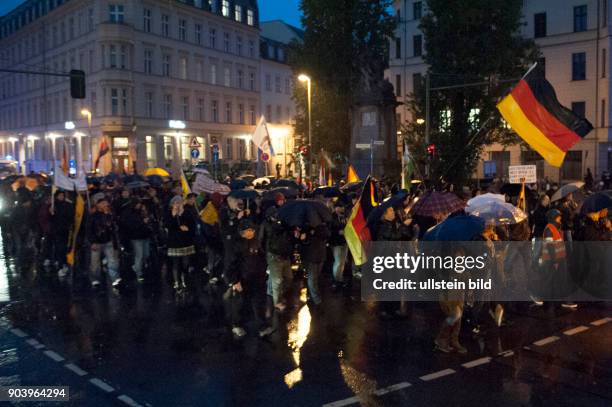 Rechtspopulisten und Rechtsradikale protestieren in Berlin unter dem Motto MERKEL MUSS WEG