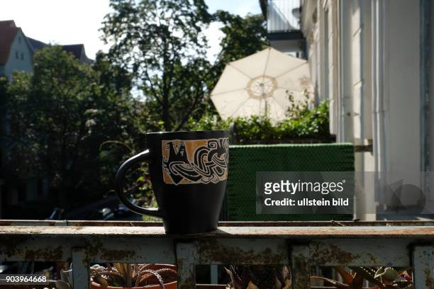 Tasse Kaffee auf einem Balkon in Berlin-Pankow