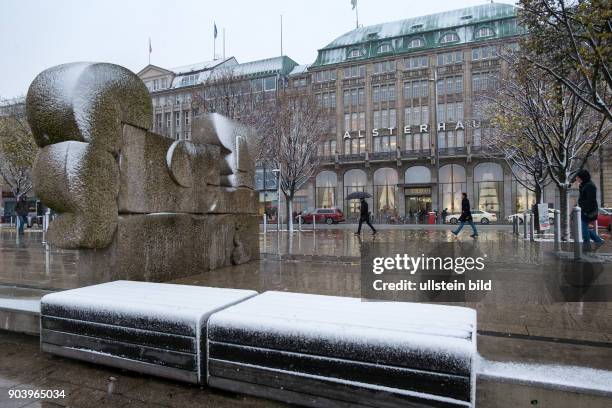 Alsterhaus in Hamburg - Wintereinbruch am Hamburger Jungfernstieg