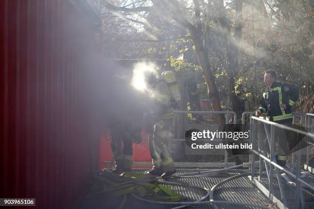 Feuerwehrleute der Atemschutznotfall-Trainierten-Staffel beim Betreten der bis auf Nullsicht vernebelten Such- und Rettungsarena der Berliner...