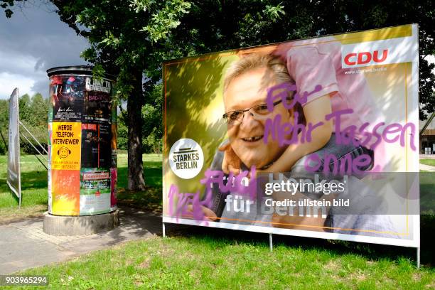 Für mehr Tassen ohne Henkel - Beschmiertes Wahlplakat der CDU mit Spitzenkandidat Frank Henkel an der Prenzlauer Allee in Berlin-Prenzlauer Berg