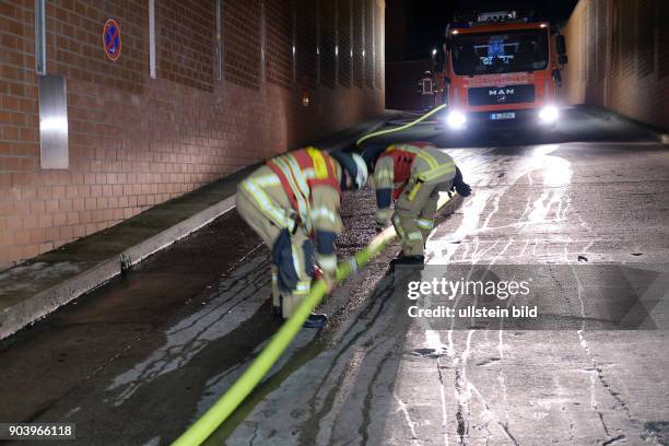Feuerwehr bei einem Löscheinsatz bei einem Schwelbrand in einem großen Müllcontainer in Ladebereich eines Berliner Einkaufszentrums in...