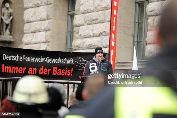 Micha Quäker spricht bei einer Kundgebung von Feuerwehrleuten der Berliner Berufsfeuerwehr für mehr Personal. Aufgerufen zum Protest hatte die...