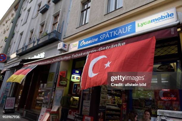 Deutsche und türkische Flagge vor einem Spätkauf anlässlich der Fußball-Europameisterschaft 2016 in der Oranienstrasse in Berlin-Kreuzberg