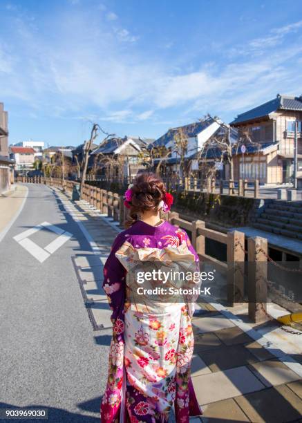 mujer en kimono furisode en pueblo japonés tradicional - seijin no hi fotografías e imágenes de stock