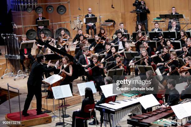 Bruno Mantovani leitet die Junge Deutsche Philharmonie in Begleitung der Chöre der Kölner Dommusik und des Vokalensemble Kölner Dom sowie das...