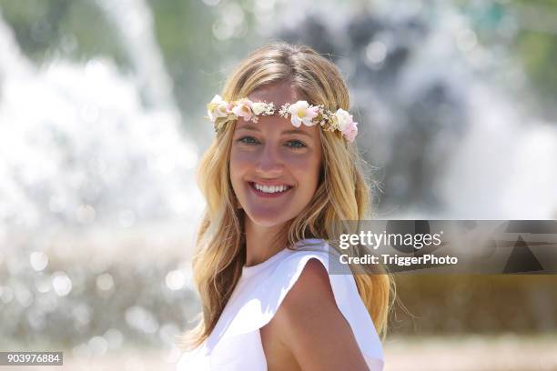 mooie blonde in kansas city - hair accessories stockfoto's en -beelden