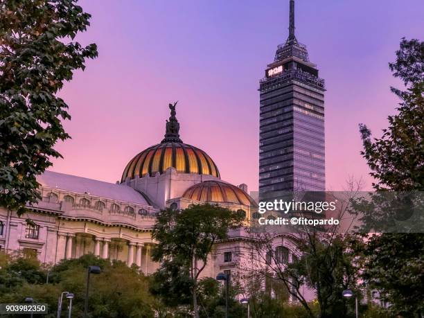 torre latinoamericana and bellas artes palace - sentier skyline photos et images de collection