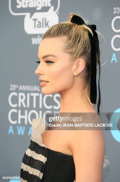 Actress Margot Robbie arrives the 23rd annual Critics' Choice Awards at the Barker Hangar on January 11 in Santa Monica, California. / AFP PHOTO /...