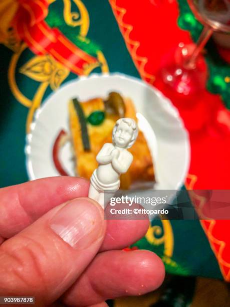 galette des rois or rosca de reyes - rosca de reyes fotografías e imágenes de stock