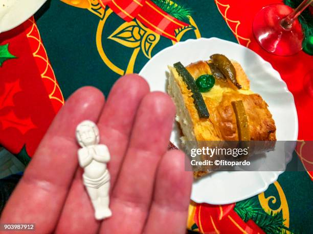 galette des rois or rosca de reyes - rosca de reyes fotografías e imágenes de stock