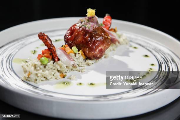 peruvian dish arroz con pato/ rice with duck - arroz stock-fotos und bilder