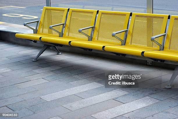 warten stuhl an der bushaltestelle - bus bench stock-fotos und bilder
