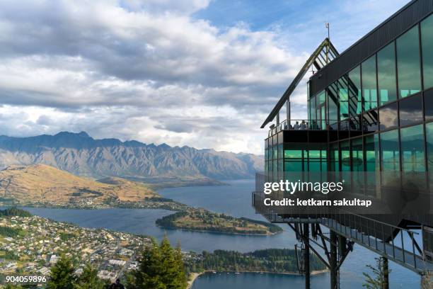 skyline park and a view of queenstown, new zealand. - queenstown new zealand foto e immagini stock