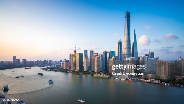 panorama sur la skyline de shanghai - shanghai tower shanghai photos et images de collection