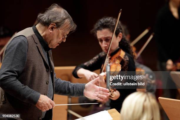 Chouchane Siranossian gastiert in Begleitung des Anima Eterna Brugge unter der Leitung des belgischen Dirigenten Jos Van Immerseel Philharmonie Köln